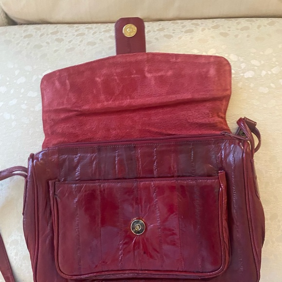 Gorgeous Rich burgundy reddish wine, color, shoulder bag. - Picture 3 of 4
